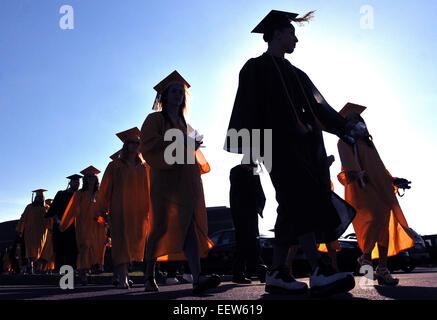 East Haven CT USA--East Haven High School diplomati fanno il loro modo per il campo di calcio durante le cerimonie di inizio presso la scuola. Foto Stock