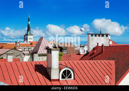 Vista sui tetti e chiesa spiers della Città Vecchia di Tallinn Foto Stock