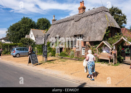 Cottage con il tetto di paglia hotel e ristorante, Brockenhurst, Hampshire, Inghilterra, GB, UK. Foto Stock