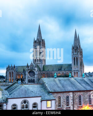 Crepuscolo cercando sui tetti nella cattedrale di Truro, Cornwall Foto Stock