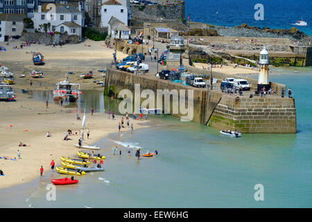 St Ives, Cornwall, Regno Unito: barche sulla riva a St Ives Harbour Beach in Cornovaglia Foto Stock