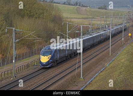 Una velocità elevata giavellotto treno in viaggio verso Londra, vicino Borstal, Kent. Foto Stock