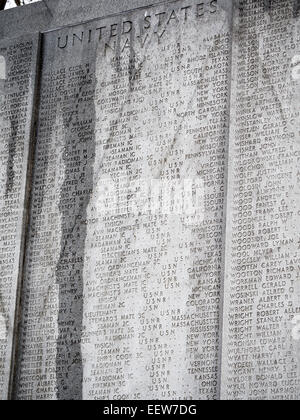 Imbevuto di pioggia i nomi dei marinai morti sulla Marina Memorial. Incisa nel granito grigio sono centinaia di vittime della Marina. Foto Stock