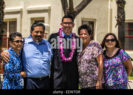 Un orgoglioso Mexican American Family celebrando i loro figli la laurea presso la California State University di Isole del Canale della Manica Foto Stock