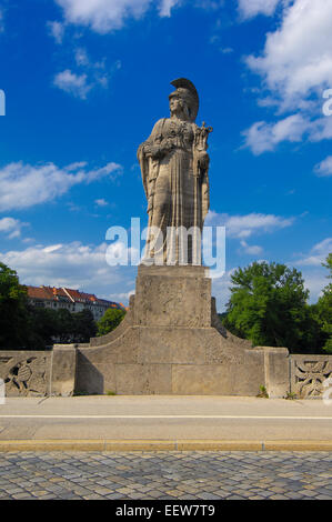 Massimiliano Bridge, Pallas Athena statua, Maximilianstrasse, Monaco, Monaco di Baviera, Germania. Foto Stock