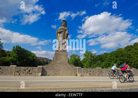 Massimiliano Bridge, Pallas Athena statua, Maximilianstrasse, Monaco, Monaco di Baviera, Germania. Foto Stock