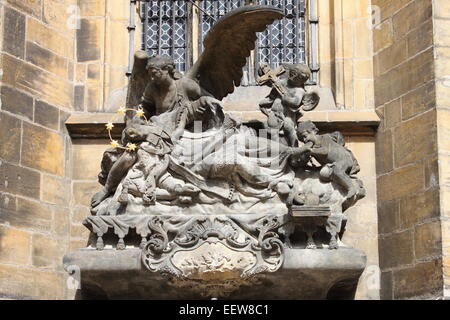 Statua di San Giovanni di Nepomuk presso la Cattedrale di San Vito, Praga Foto Stock