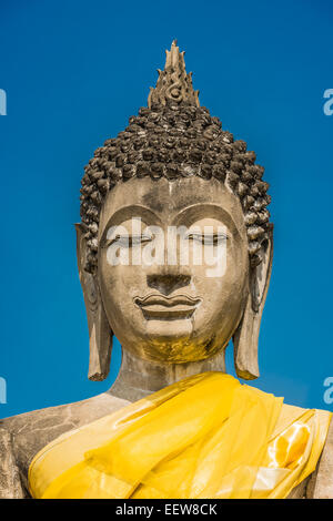 Statua del Buddha ritratto Wat Yai Chai Mongkhon Ayutthaya Bangkok in Thailandia Foto Stock