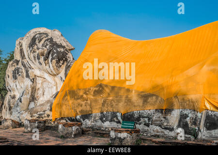 Reclinazione gigantesca statua del Buddha al Wat Lokayasutharam Ayutthaya Bangkok in Thailandia Foto Stock