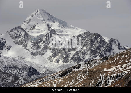 Il vertice della Bolivia il settimo più alti di montagna, il Nevada Huayna Postosi, sorge ad un'elevazione di 19,969 piedi. (6088m). Foto Stock