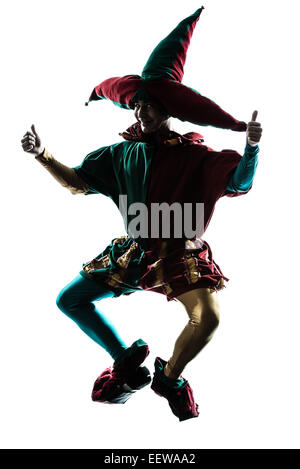 Un uomo caucasico in costume da giullare jumping silhouette in studio isolato su sfondo bianco Foto Stock