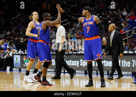 Philadelphia, Pennsylvania, USA. Il 21 gennaio, 2015. New York Knicks forward Carmelo Anthony (7) festeggia i suoi tre-pointer con protezione Langston Galloway (2) e avanti Lou Amundson (21) durante il gioco NBA tra New York Knicks e la Philadelphia 76ers presso la Wells Fargo Center di Philadelphia, Pennsylvania. New York Knicks ha vinto 98-91. Credito: Cal Sport Media/Alamy Live News Foto Stock