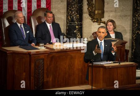 Il Presidente Usa Barack Obama offre il suo stato dell unione indirizzo a una sessione congiunta del Congresso sulla Capitol Hill come Vice Presidente Joe Biden e House Speaker John Boehner di Ohio guarda su gennaio 20, 2015 a Washington, DC. Foto Stock