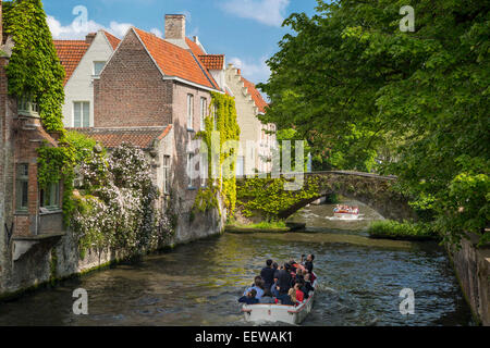 La barca turistica sul Canal Groenerei nella città medievale di Bruges, Belgio Foto Stock