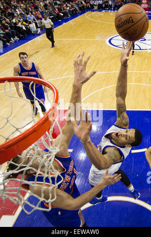 Philadelphia, Pennsylvania, USA. Il 21 gennaio, 2015. Philadelphia 76ers guard K.J. McDaniels (14) va per il tiro con New York Knicks avanti Lou Amundson (21) difendere il cestello durante il gioco NBA tra New York Knicks e la Philadelphia 76ers presso la Wells Fargo Center di Philadelphia, Pennsylvania. New York Knicks ha vinto 98-91. Credito: Cal Sport Media/Alamy Live News Foto Stock