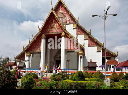 Thailandia - Wat Mongkhon Bophit, una moderna e attiva adiacente il tempio di Wat Phra Si Samphet in al parco storico di Ayutthaya. Foto Stock