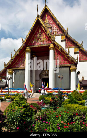 Thailandia - Wat Mongkhon Bophit, una moderna e attiva adiacente il tempio di Wat Phra Si Samphet in al parco storico di Ayutthaya. Foto Stock