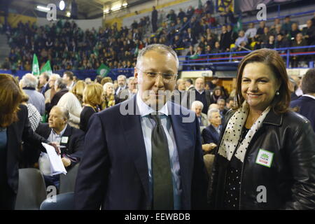 Sergei Stanishev, presidente del Partito del socialismo europeo ed ex Primo Ministro di Bulgaria, pone per le telecamere. PASOK (Panellenica movimento socialista) il partner junior nell attuale governo greco hanno tenuto la loro elezione finale rally in Atene. Gli interventi principali sono stati il Presidente del PASOK Evangelos Venizelos e Sergei Stanishev, presidente di PES (gruppo del Partito del socialismo europeo). © Michael Debets/Pacific Press/Alamy Live News Foto Stock