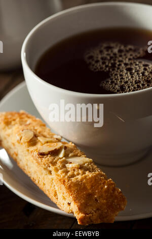 In casa Biscotti di mandorle pasticceria pronti per la prima colazione Foto Stock