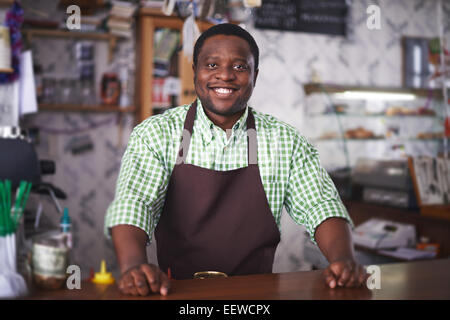 Felice afro-americano di attesa per i clienti in cafe Foto Stock