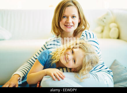 Carino la figlia e la madre di trascorrere del tempo a casa insieme Foto Stock