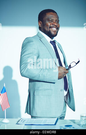 Felice Afro-dipendente americano in elegante abito Foto Stock