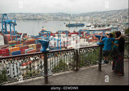 (150122) -- Valparaiso, 22 gennaio 2015 (Xinhua) -- Immagine presa il 20 gennaio 2015, mostra i turisti guardando alla baia di Valparaiso dal 21 de Mayo Viewpoint del Artilleria Hill nella città di Valparaiso, Cile. A causa della sua ricchezza architettonica sviluppato nel XIX secolo, Valparaiso è stata dichiarata Patrimonio Mondiale nel 2013 dalle Nazioni Unite per l'Educazione, la scienza e la Cultura (UNESCO). Con le sue antiche case, edifici, chiese, vicoli, colline, gole, scale e ciottoli, Valparaiso era una singolare testimonianza dell'inizio dell'era industriale del XIX secolo quando la cit Foto Stock