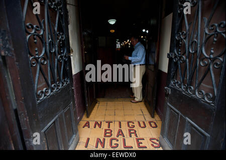 (150122) -- Valparaiso, 22 gennaio 2015 (Xinhua) -- Immagine presa il 20 gennaio 2015, mostra una persona che osserva il suo telefono cellulare nel porto tradizionale ristorante 'bar Ingles' nella città di Valparaiso, Cile. A causa della sua ricchezza architettonica sviluppato nel XIX secolo, Valparaiso è stata dichiarata Patrimonio Mondiale nel 2013 dalle Nazioni Unite per l'Educazione, la scienza e la Cultura (UNESCO). Con le sue antiche case, edifici, chiese, vicoli, colline, gole, scale e ciottoli, Valparaiso era una singolare testimonianza dell'inizio dell'era industriale del XIX secolo quando la città divenne th Foto Stock