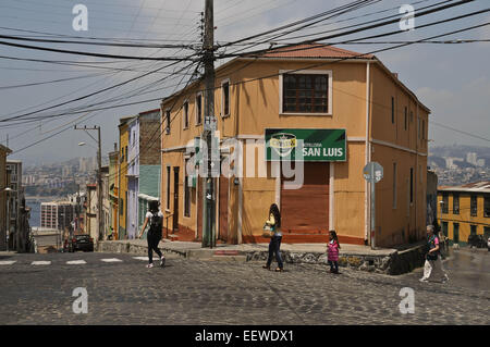 (150122) -- Valparaiso, 22 gennaio 2015 (Xinhua) -- Immagine presa il 20 gennaio 2015, mostra la gente camminare in Concepcion Hill nella città di Valparaiso, Cile. A causa della sua ricchezza architettonica sviluppato nel XIX secolo, Valparaiso è stata dichiarata Patrimonio Mondiale nel 2013 dalle Nazioni Unite per l'Educazione, la scienza e la Cultura (UNESCO). Con le sue antiche case, edifici, chiese, vicoli, colline, gole, scale e ciottoli, Valparaiso era una singolare testimonianza dell'inizio dell'era industriale del XIX secolo quando la città divenne il principale porto del sud coste del Pacifico. (X Foto Stock