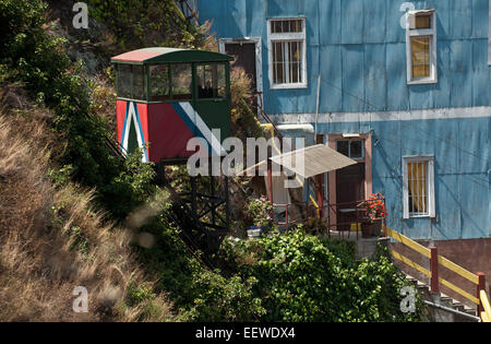 (150122) -- Valparaiso, 22 gennaio 2015 (Xinhua) -- Immagine presa il 20 gennaio 2015, mostra i turisti alla Reina Victoria ascensore nel settore dell'Concepcion Hill, nella città di Valparaiso, Cile. A causa della sua ricchezza architettonica sviluppato nel XIX secolo, Valparaiso è stata dichiarata Patrimonio Mondiale nel 2013 dalle Nazioni Unite per l'Educazione, la scienza e la Cultura (UNESCO). Con le sue antiche case, edifici, chiese, vicoli, colline, gole, scale e ciottoli, Valparaiso era una singolare testimonianza dell'inizio dell'era industriale del XIX secolo quando la città divenne t Foto Stock