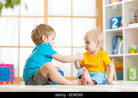 I bambini giocano insieme con dei giocattoli educativi Foto Stock