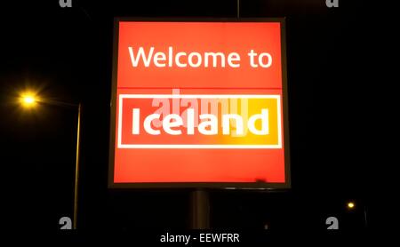 Accesa al di fuori del negozio segno per Islanda cibi congelati memorizza England Regno Unito Foto Stock