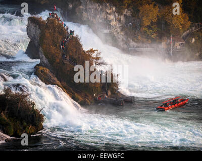 Cascate del Reno con viewpoint rock e la barca turistica di Neuhausen, Svizzera. Foto Stock