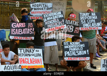 Gruppi di contadini protestare di fronte del Dipartimento di Agraria (DAR) nella città di Quezon piombo da Kilusang Magbubukid ng Pilipinas (KMP) per commemorare il 28 anniversario del massacro di Mendiola, chiamando per 13 agricoltori vittime della giustizia che è accaduto sotto amministrazione del compianto presidente Corazon Aquino. © Gregorio B. Dantes Jr./Pacific Press/Alamy Live News Foto Stock