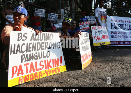 Gruppi di contadini protestare di fronte del Dipartimento di Agraria (DAR) nella città di Quezon piombo da Kilusang Magbubukid ng Pilipinas (KMP) per commemorare il 28 anniversario del massacro di Mendiola, chiamando per 13 agricoltori vittime della giustizia che è accaduto sotto amministrazione del compianto presidente Corazon Aquino. © Gregorio B. Dantes Jr./Pacific Press/Alamy Live News Foto Stock