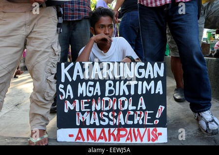 Gruppi di contadini protestare di fronte del Dipartimento di Agraria (DAR) nella città di Quezon piombo da Kilusang Magbubukid ng Pilipinas (KMP) per commemorare il 28 anniversario del massacro di Mendiola, chiamando per 13 agricoltori vittime della giustizia che è accaduto sotto amministrazione del compianto presidente Corazon Aquino. © Gregorio B. Dantes Jr./Pacific Press/Alamy Live News Foto Stock