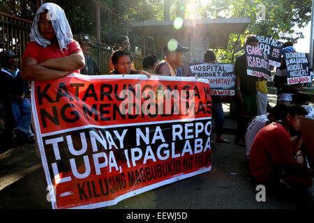 Gruppi di contadini protestare di fronte del Dipartimento di Agraria (DAR) nella città di Quezon piombo da Kilusang Magbubukid ng Pilipinas (KMP) per commemorare il 28 anniversario del massacro di Mendiola, chiamando per 13 agricoltori vittime della giustizia che è accaduto sotto amministrazione del compianto presidente Corazon Aquino. © Gregorio B. Dantes Jr./Pacific Press/Alamy Live News Foto Stock