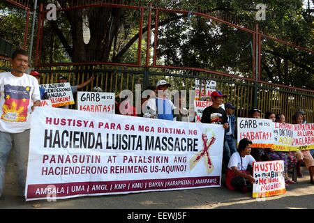 Gruppi di contadini protestare di fronte del Dipartimento di Agraria (DAR) nella città di Quezon piombo da Kilusang Magbubukid ng Pilipinas (KMP) per commemorare il 28 anniversario del massacro di Mendiola, chiamando per 13 agricoltori vittime della giustizia che è accaduto sotto amministrazione del compianto presidente Corazon Aquino. © Gregorio B. Dantes Jr./Pacific Press/Alamy Live News Foto Stock