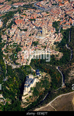 Vista aerea di Segovia formano l'Alcazar e all'Acquedotto di Segovia, Castiglia e León, Spagna Foto Stock