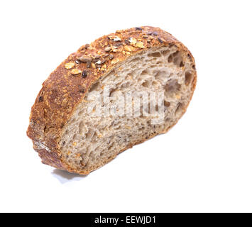 Grano intero fetta di pane su sfondo bianco, vista diagonale con messa a fuoco poco profonda Foto Stock