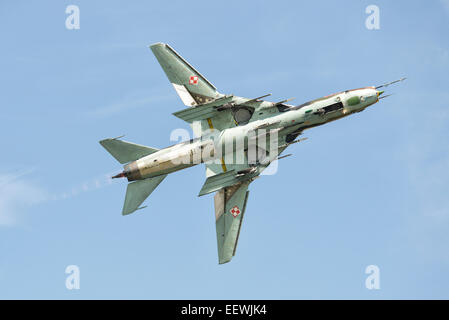 Un Sukhoi Su-22M montatore caccia militari jet bombardiere dal polacco Air Force 40 ELT Swidwin dimostra al RIAT Foto Stock