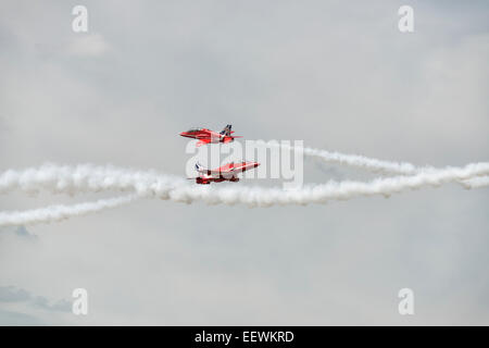 Jet Hawk formatori della Royal Air Force britannica frecce rosse Aerobatic Team di visualizzazione eseguire loro Gypo manovra passa al RIAT Foto Stock