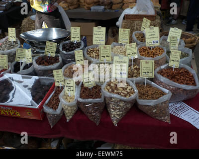 Dadi, frutta e lo zenzero in vendita al mercato degli agricoltori, Rode Hall, Cheshire, Regno Unito Foto Stock