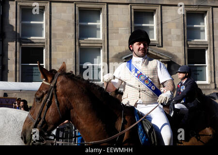 Uomo a cavallo del suo cavallo in corsa fino al Royal Mile nel 2014 Edimburgo a cavallo delle Marche Foto Stock