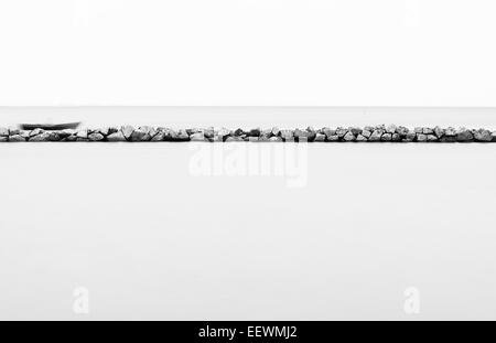 Tranquillo paesaggio dell uomo nella piccola barca sul lago Vättern, Svezia. Foto Stock