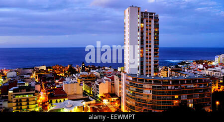 Vista di Puerto de la Cruz, Puerto de la Cruz, Tenerife, Isole Canarie, Spagna Foto Stock