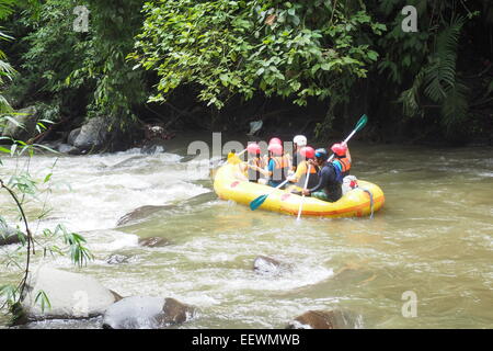 Gruppo di persone acqua bianca rafting sul Fiume Ayung, Ubud, Bali Foto Stock