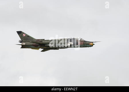 Un Sukhoi Su-22M montatore caccia militari jet bombardiere dal polacco Airforce 40 ELT Swidwin dimostra al RIAT Foto Stock