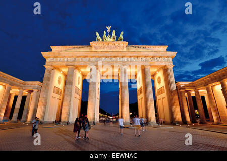 Germania Berlino: persone fotografare davanti alla Porta di Brandeburgo di notte Foto Stock