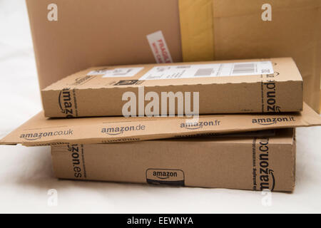 Amazon pacchi, pacchetti, post shopping online. Foto Stock